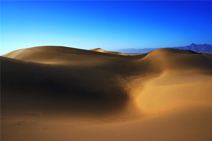 乌兰布和沙漠.jpg